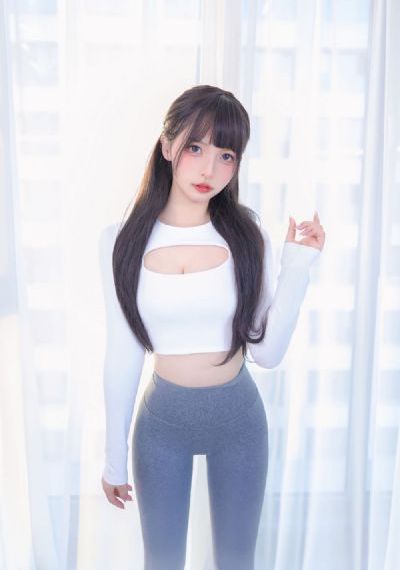 赤裸红唇