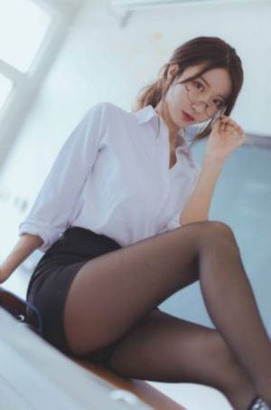 光影下的少女