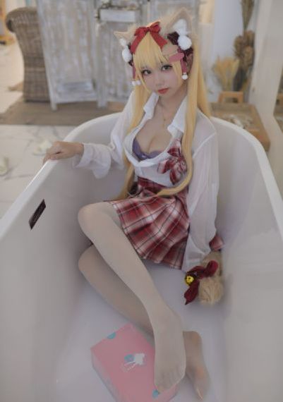 隔着衣服轻揉她的胸